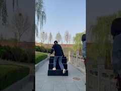 एक लाइटवेट डिस्प्ले स्टैंड कम से कम 468 किग्रा वजन उठा सकता है